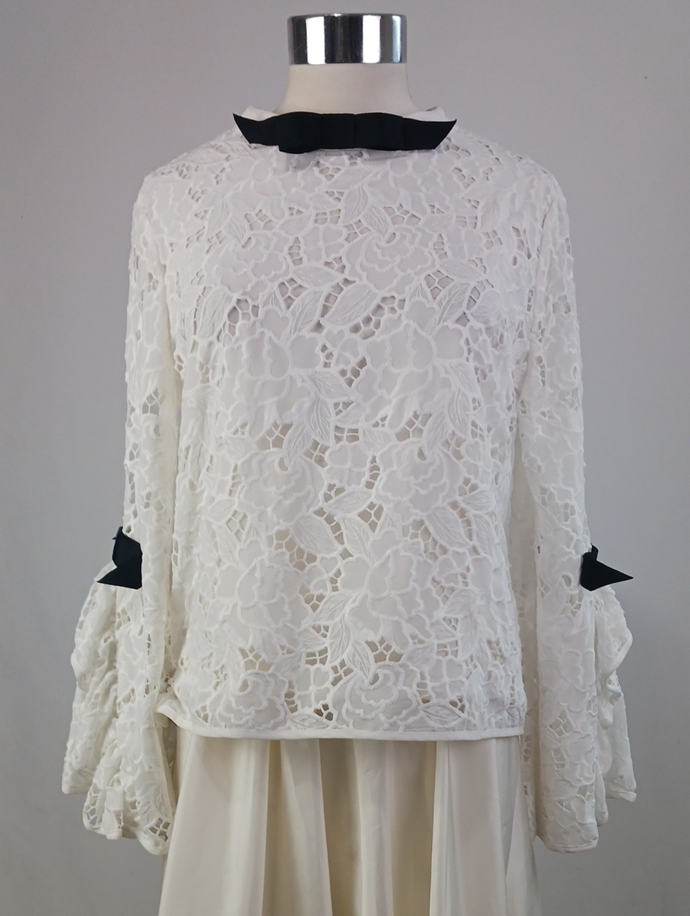 EDWARD ACHOUR WH LACE W BLK TRIM TOP